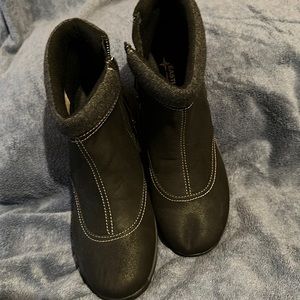 Eastland Bridget Ankle Boots. Soft and breathable fabric. Fully lined.